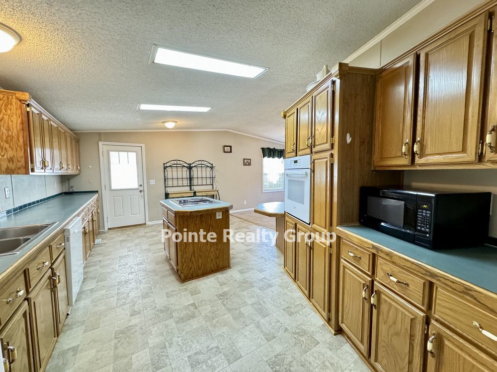 FULLY FURNISHED, ALL INCLUSIVE, LAKE ACCESS BEAUTY FOR RENT property image