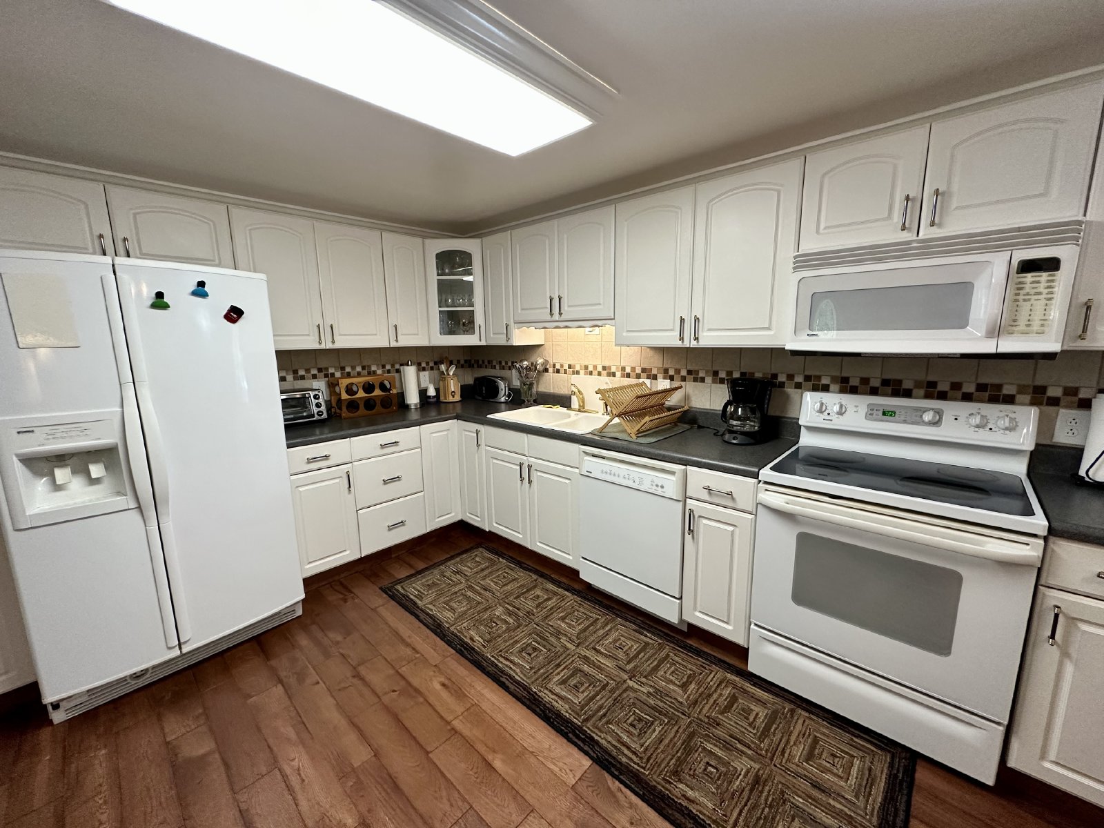 Lovely 3 bedroom/2 bathroom fully furnished home located in Tanglewood Subdivision property image