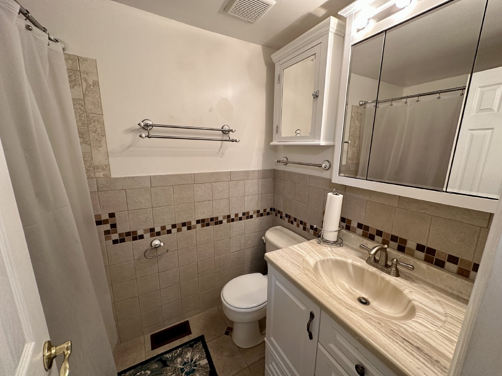 Lovely 3 bedroom/2 bathroom fully furnished home located in Tanglewood Subdivision property image