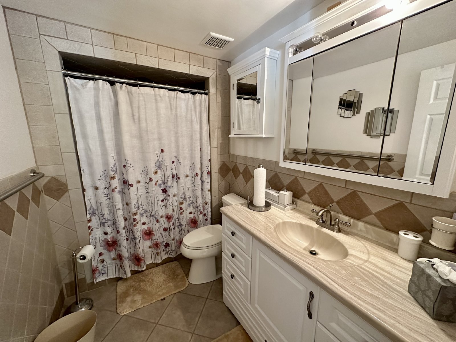 Lovely 3 bedroom/2 bathroom fully furnished home located in Tanglewood Subdivision property image
